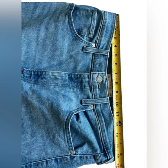 Levi's High Waisted Mom Jeans In A Light Blue Wash Size 30 - Picture 8 of 13